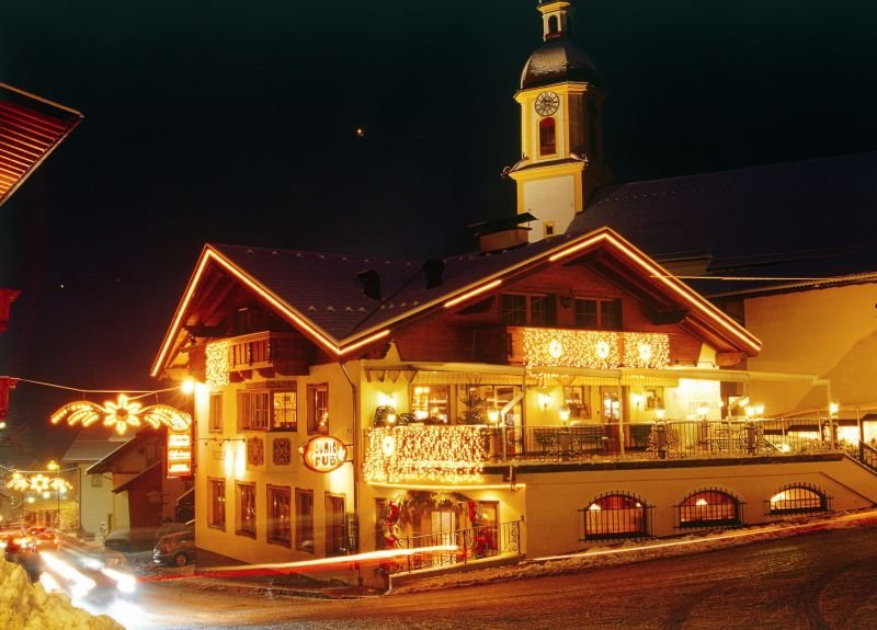 Neustift in winter with christmas ligh- Dorf_Weihnachtsbeleuchtung- fot TVB Stubai Tirol- sm